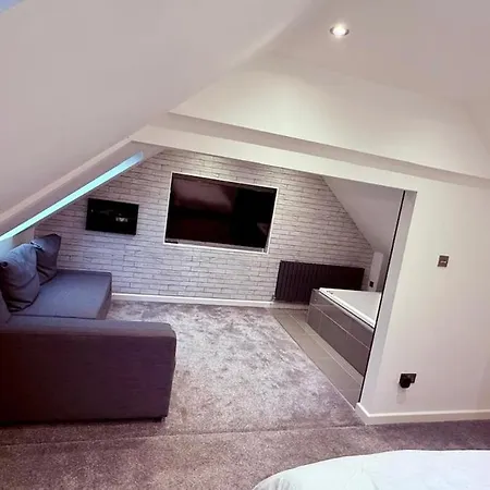 Exclusive Old Town Swindon Apartment With Jacuzzi Exterior photo