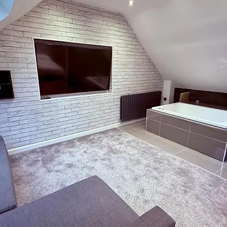 Exclusive Old Town Swindon Apartment With Jacuzzi Exterior photo
